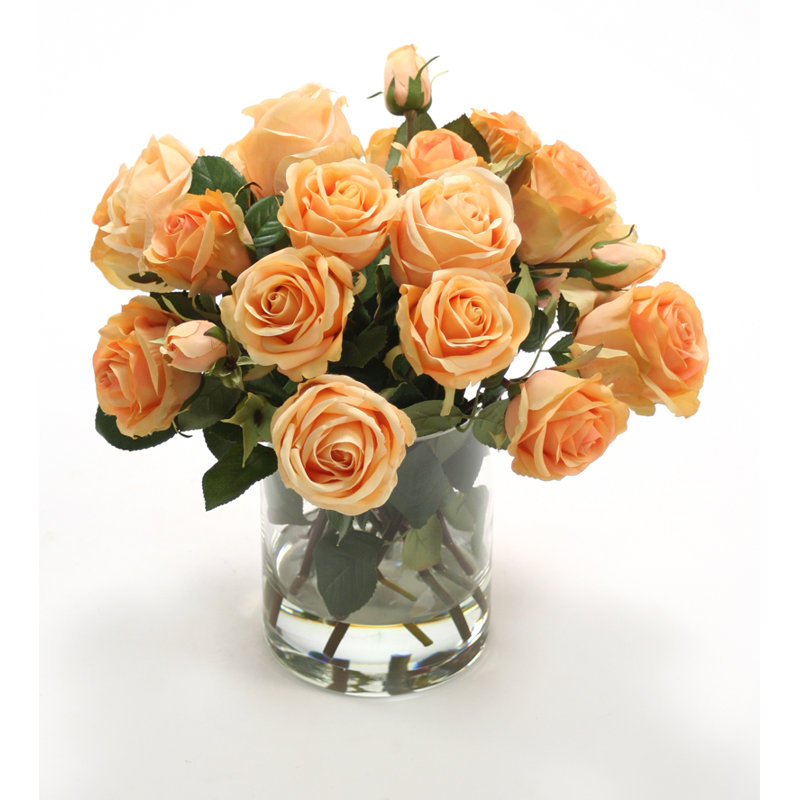 Roses en soie dans un cylindre