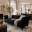 Canapé Chesterfield 3 places en velours capitonné, accoudoirs arrondis, pieds en bois sculpté, 225 cm de large, avec 2 coussins