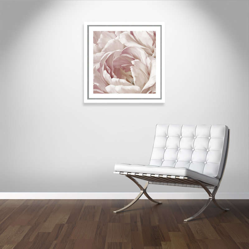 Intime rosé II - photographie, H 34,25 po x l 34,25 po x P 1,125 po, Encadrement blanc / argenté