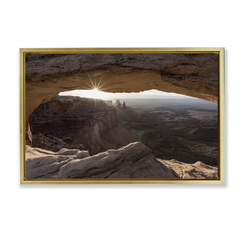  Toile flottante encadrée «Peeking Through Desert Arch» par Danita Delimont, H 17 po x l 25 po