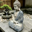 Sculpture de jardin bouddha méditant | Statue en résine résistante aux intempéries avec détails de robe florale pour patio ou jardin zen