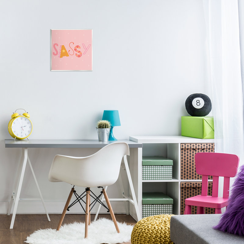 Plaque murale typographique rose et jaune Sassy, design par Sazerelli Designs