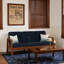 Canapé Pali de style Mid-Century moderne avec velours luxueux et structure en bois brun, bleu marine