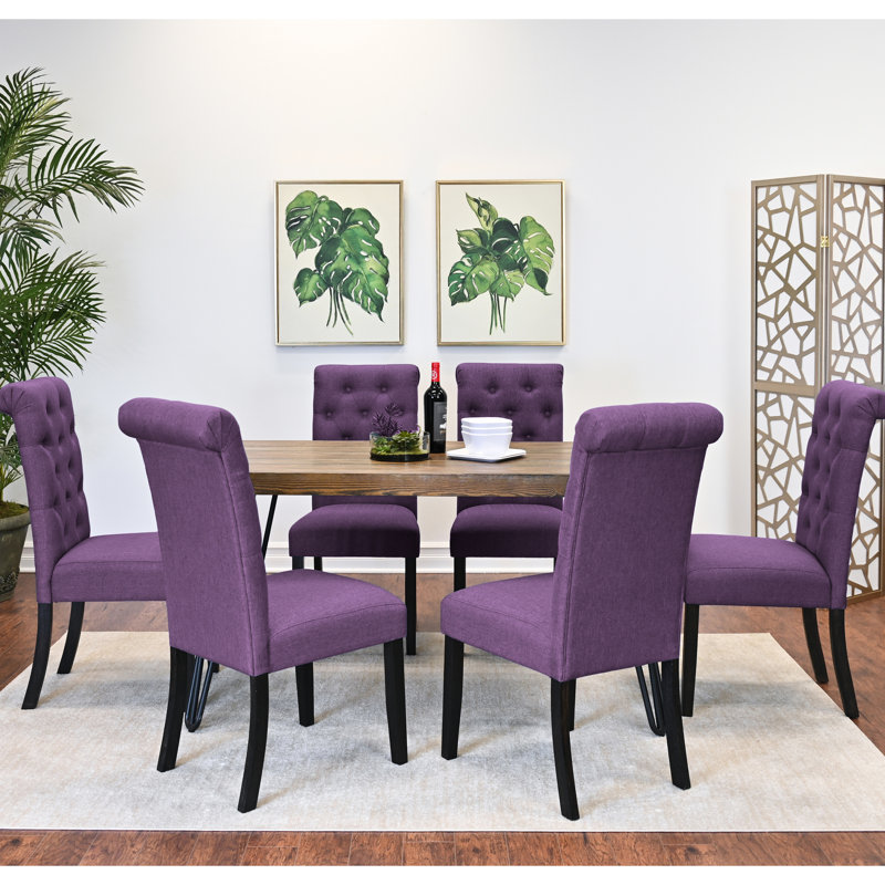 7 repas: table en épingle à cheveux avec 6 chaises en bois, plateau rustique en pin foncé, configuration de ton principal brun, siège rectangulaire en métal et coussins Home Choice