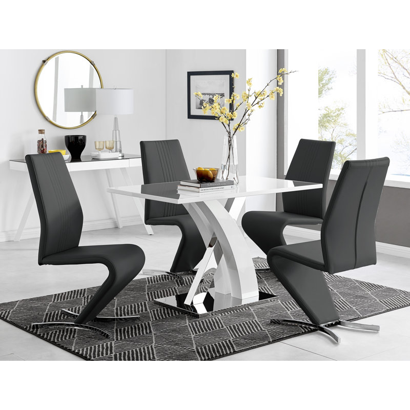 Ensemble de table de salle à manger Edzard en chrome et blanc ultrabrillant avec 4 chaises de salle à manger en similicuir de luxe