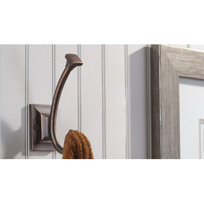 Crochet mural en métal transitionnel