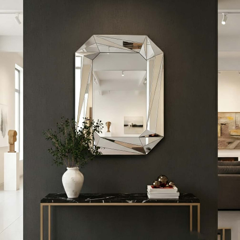 Grand miroir mural en forme de diamant pour décorer un salon élégant