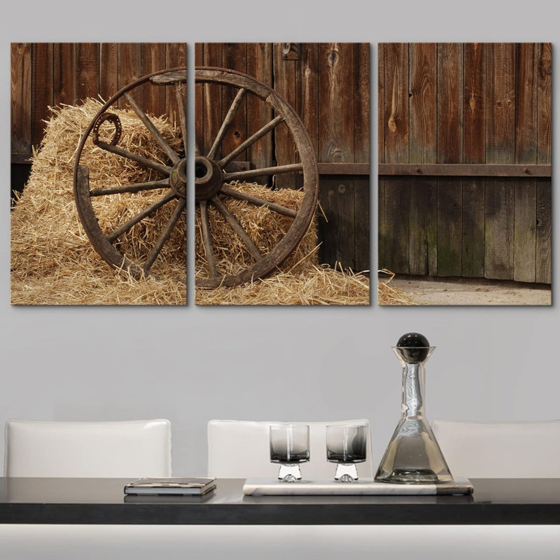 Roue antique antique dans une grange campagnarde avec du foin sur toile, 3 pièces