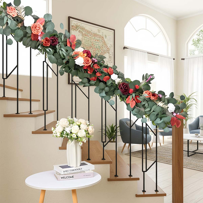 Guirlande de fleurs d'eucalyptus artificiel avec roses 5,6 pi, 5,58 (pi), Orange / rouge / blanc
