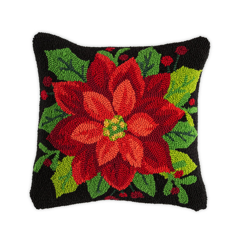 Coussin décoratif intérieur / extérieur en polypropylène crocheté Mistletoee 18 po x 18 po, Noir; vert; rouge / floral 