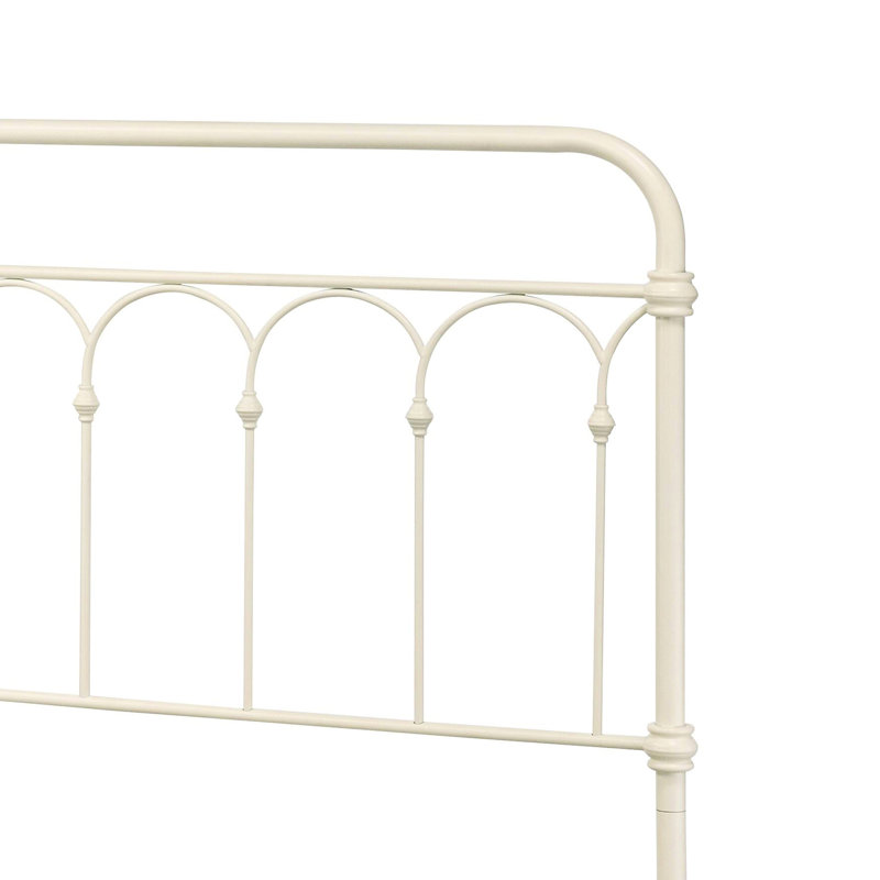 Élégant lit blanc, structure en métal et élément de fuseau classique indémodable