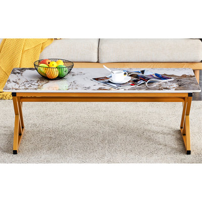 Table basse avec structure en métal doré et surface en pierre frittée en marbre exquis - artisanat du dessus et des pieds