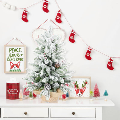 Arbre de Noël de table floqué 3 pi avec 355 pointes, branches en PE / PVC enneigées, 14 pommes de pin et 14 baies rouges, base en ciment en toile de jute - petit arbre décoratif pour la maison et le bureau
