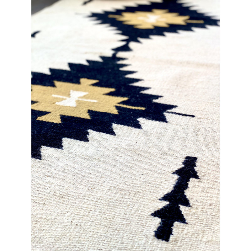 Tapis crème flèches aztèques, Rectangle 5 pi x 6 pi 7 po