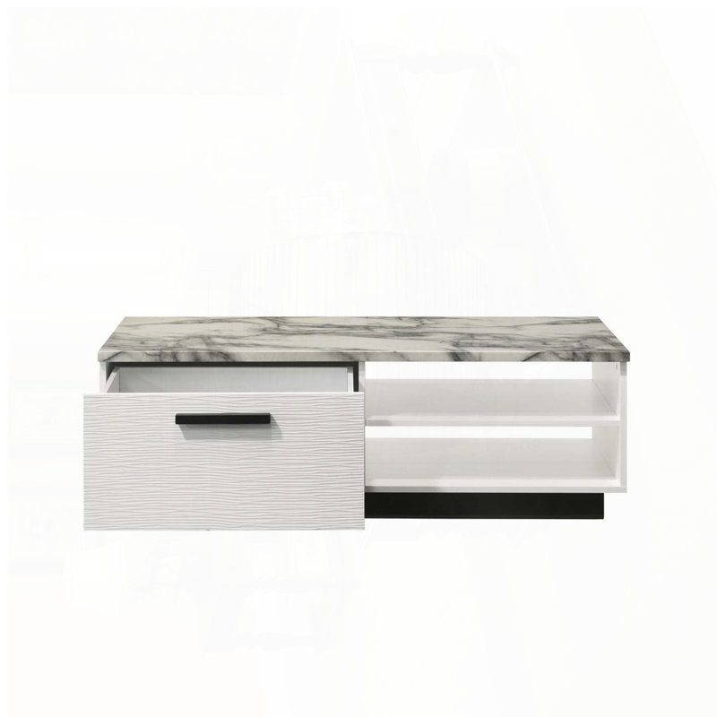 Table basse blanche avec plateau en faux marbre, tiroir et tablettes ouvertes