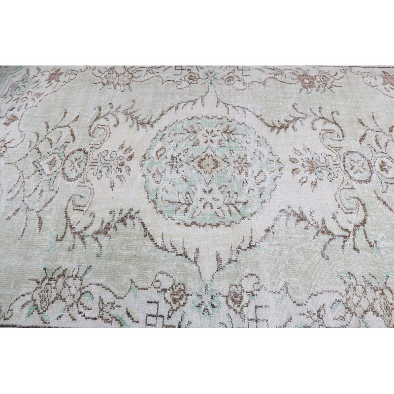 Découvrez le charme d'un tapis turc rétro à motif floral authentique dans des tons pastel doux