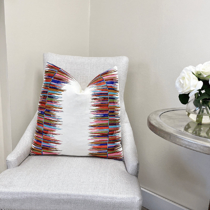 Housse de coussin brodée multicolore brodée, H 22 po x l 22 po, Blanc / rayé rose