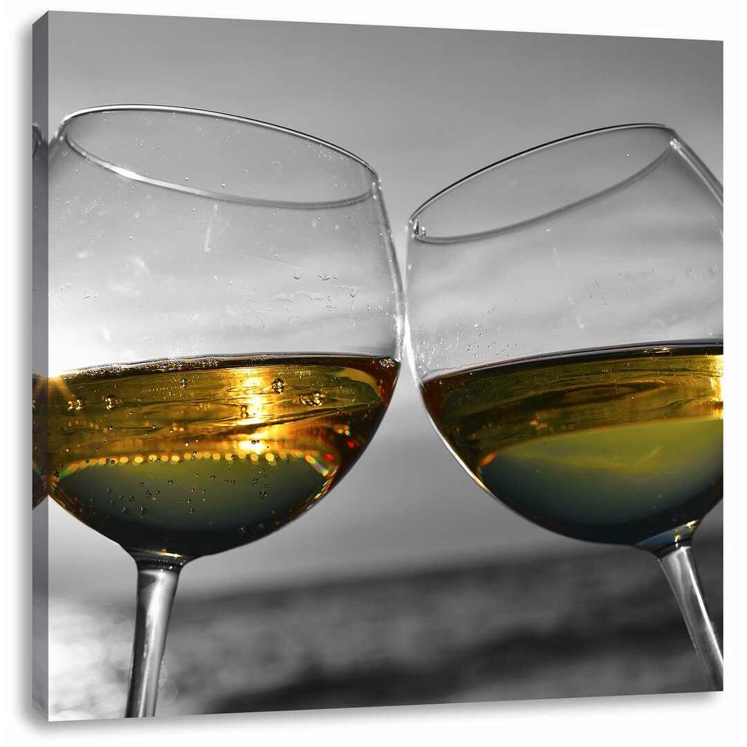 Leinwandbild Wein in Gläsern am Meer