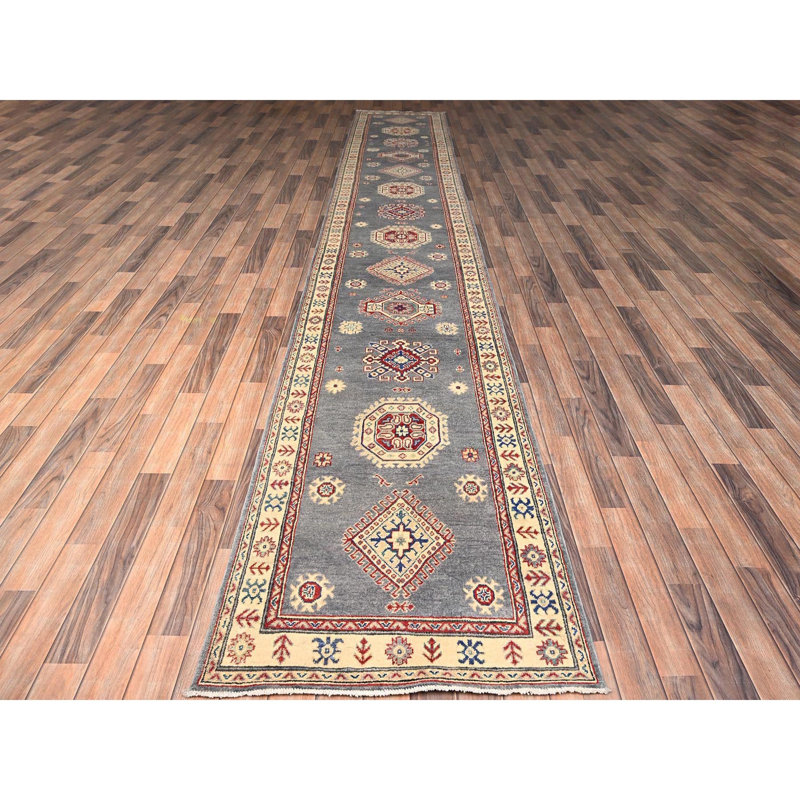 Tapis gris clair 2 pi 10 po x 18 pi 7 po, teinture végétale, tissage plus dense, style Kazak avec médaillons géométriques