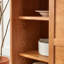 Commode de rangement à porte coulissante sur pied-129651273