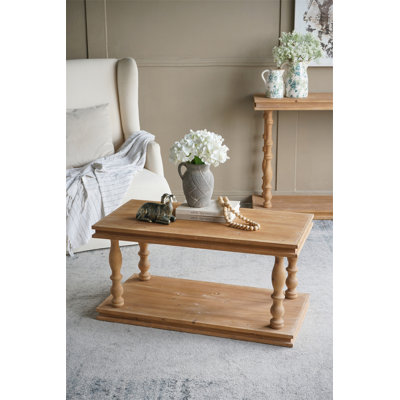 Table basse rectangulaire rustique avec pieds balustres sculptés et étagère de rangement