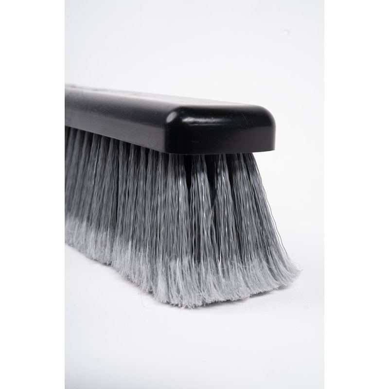 Balai à pousser 24 po avec drapeau gris sur bloc de plastique noir