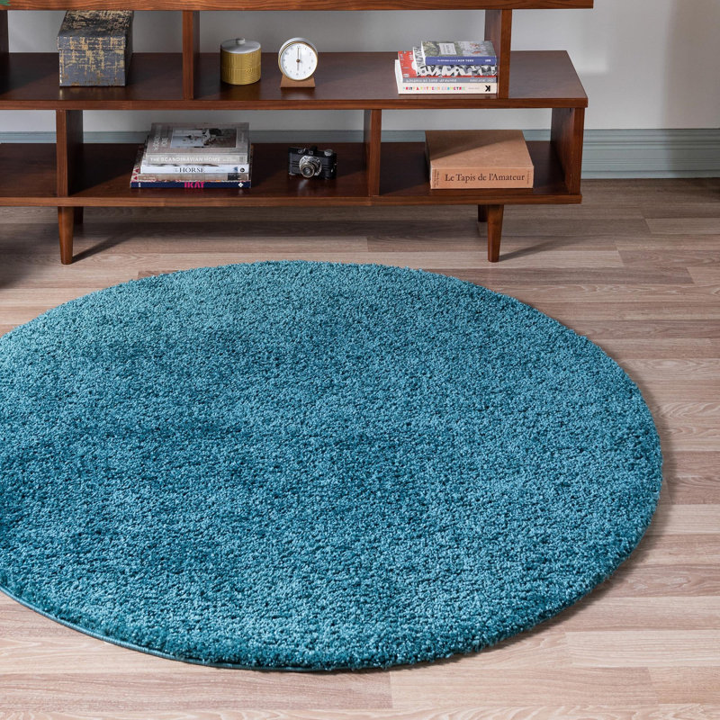 Tapis en polypropylène tissé à la machine à poils longs de couleur unie turquoise Fragos, Rond 8 pi