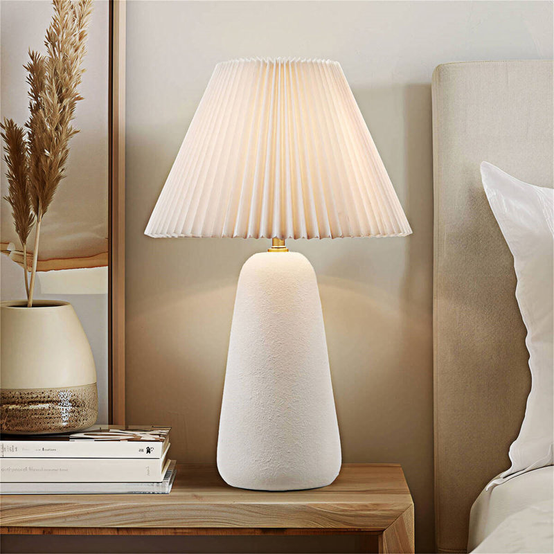 Lampe de table en céramique avec abat-jour en tissu cannelé, finition blanc mat texturé et douce lueur chaude
