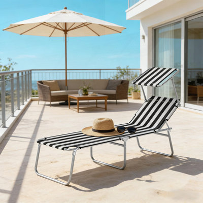 Chaise de bronzage pliante pour patio avec auvent réglable et dossier à 4 niveaux, parfaite pour la détente en plein air et la portabilité