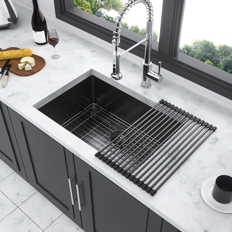 Évier de 23 po en acier inoxydable noir acier. Profondeur de 9 po. Nano revêtement pour une utilisation à long terme. Drainage facile avec coins arrondis. Contenu de l'emballage complet: bol de 9 po de profondeur. Enduit durable.