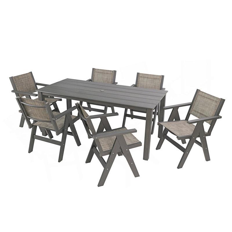 Table de salle à manger d'extérieur avec finition en bois, trou de parasol et design minimaliste pour une utilisation intérieure et extérieure.