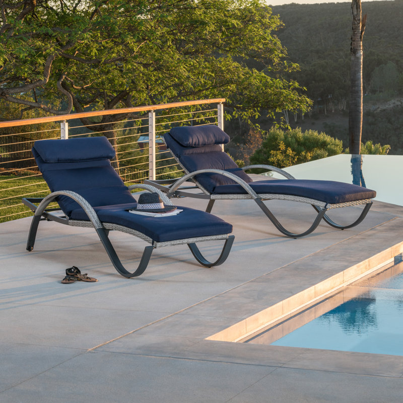 Ensemble de chaise longue de patio en aluminium avec coussins Fionnula, Toile bleu marine Sunbrella®