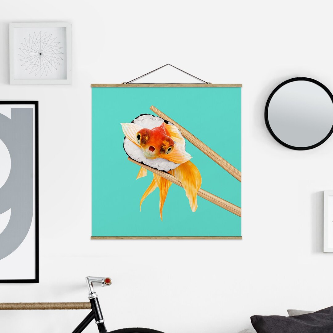 Stoffbild Mit Posterleisten - Jonas Loose - Sushi Mit Goldfisch - Quadrat 1:1