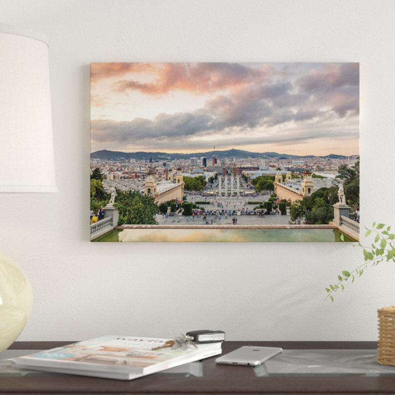 «Barcelona At Sunset, Espagne» par Matteo Colombo, impression sur toile, H 16 po x l 24 po x P 1 po, Papier avec cadre noir