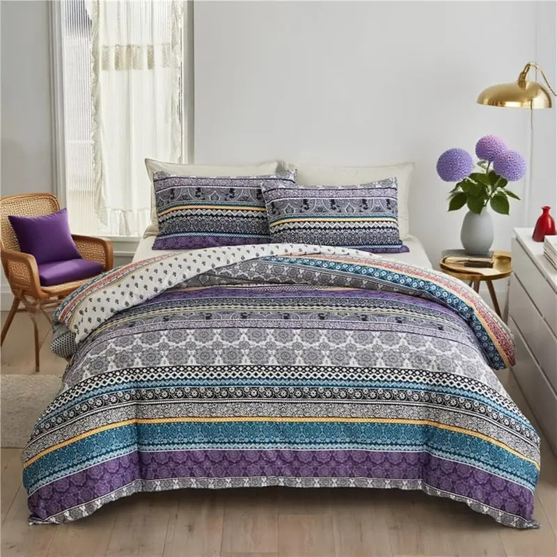 Ensemble de courtepointe 2/3 pièces d'inspiration bohémienne avec un style artistique libre d'esprit qui crée un espace de chambre chaleureux et confortable.