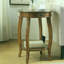 Table d'appoint en bois de noyer avec tiroir.