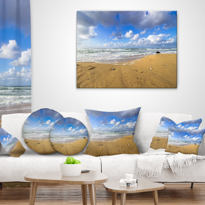 Sea Beach on Cloudy Winter Day - Oreiller imprimé Sea & Shore, Carré 16 po x 16 po