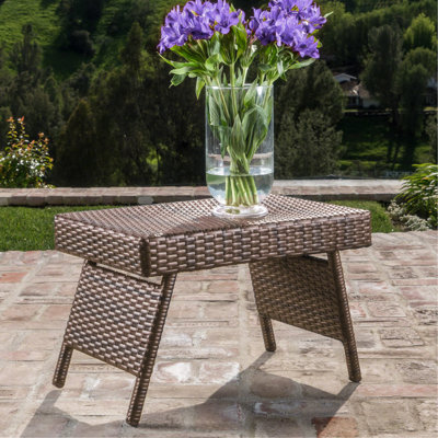 Table de jeu décorative - 61 cm L x 41 cm P x 40 cm H, structure en fer, fabrication artisanale, aucun assemblage requis, style transitionnel, inscription faite à la main.