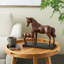 Sculpture Cole and Grey en céramique maman et bébé cheval avec base rectangulaire noire