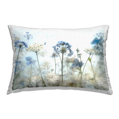 Coussin décoratif d'extérieur imprimé de fleurs bleues sauvages par Irene Weisz