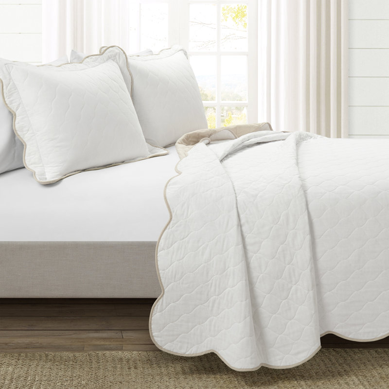 Full/Queen White Cotton Reversible Scallop Edge Quilt Set