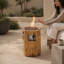 Foyer extérieur au propane de 63,5 cm (25 po) de hauteur, imitation bûches de bois, avec réservoir de combustible dissimulé