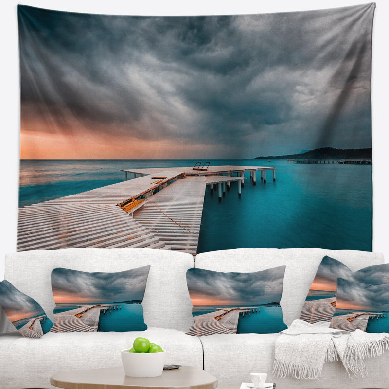Tapisserie de mer en shore de mer en mer dans une journée nuageux avec accessoires suspendus inclus, H 50 po x l 60 po