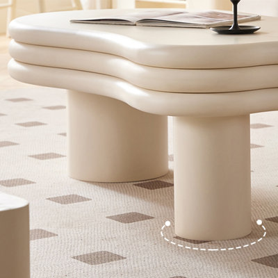 Table basse minimaliste de style crème