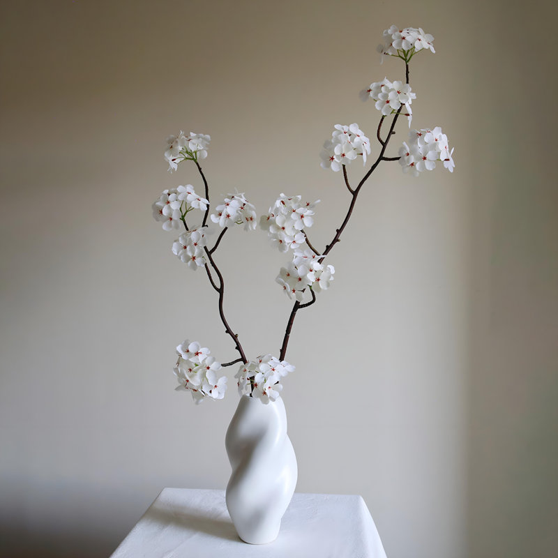 Ornements de fleurs simulées