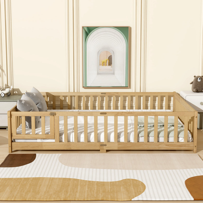 Lit grand format avec clôture, porte, lit en bois d'hévéa avec garde-corps de sécurité, Brun