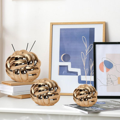 Gold 3-piece knot decoration