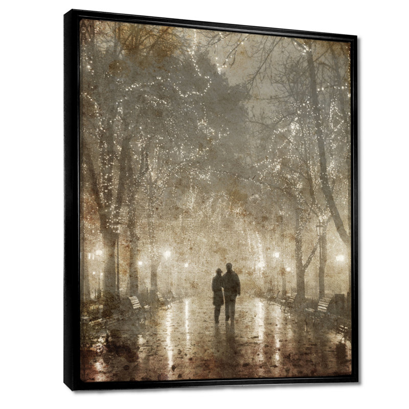 « Couple Walking in Night Lights » - Couple romantique marchant à Paris, impression d'art mural, H 40 po x l 30 po, Noir