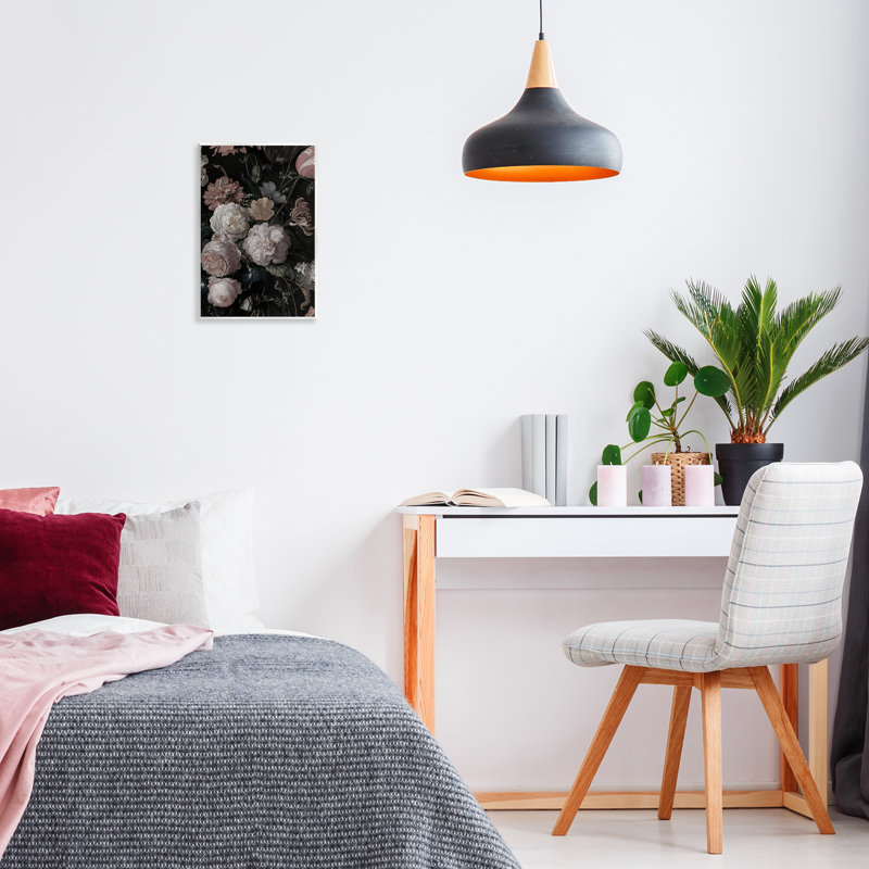 Plaque murale «Dark Arrangement of Flowers», conception par Annabelle Hall, H 15 po x l 10 po