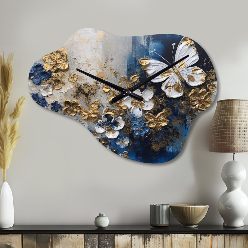 Horloge murale asymétrique en métal bleu avec ailes de papillon et fleurs I McNuit, Petit